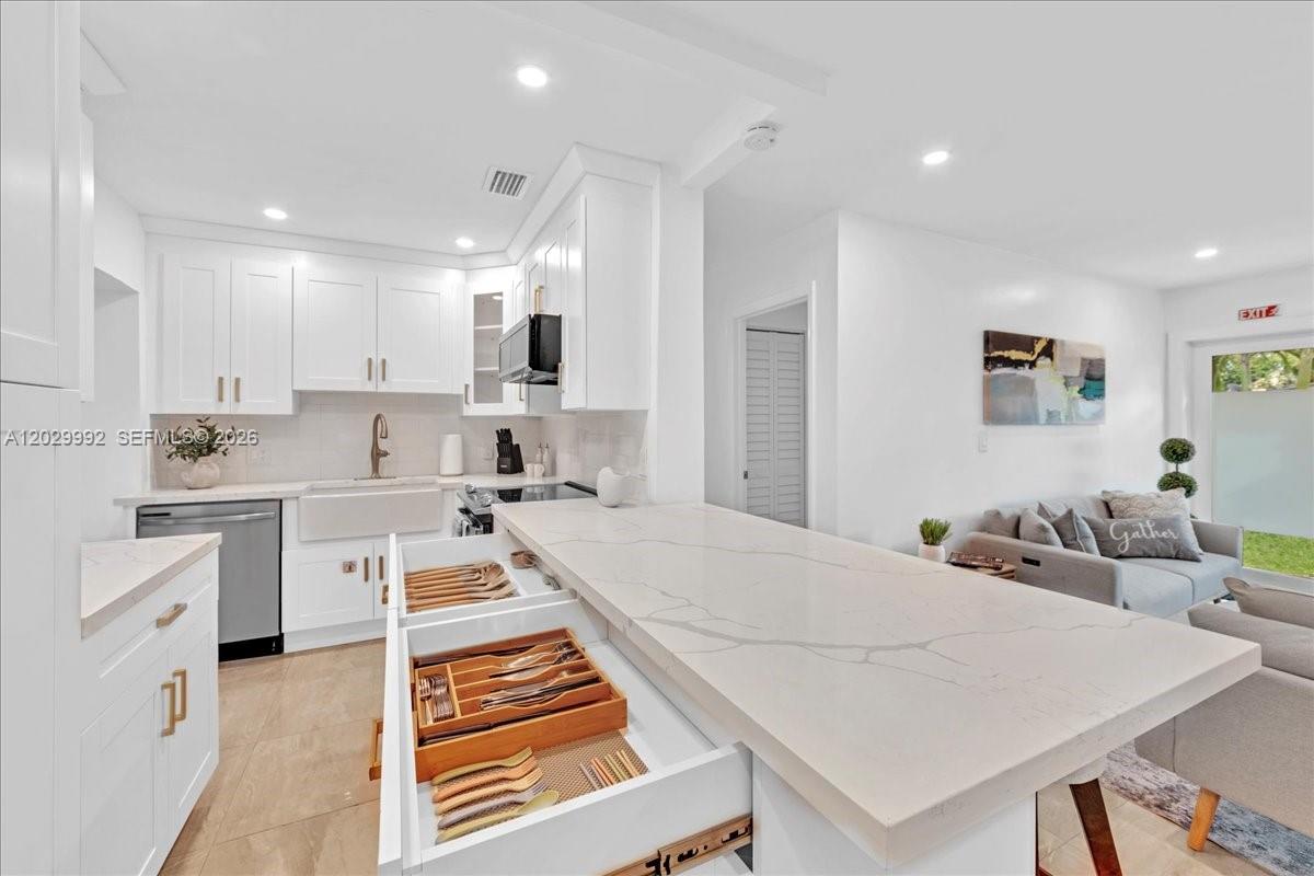 LAUDERDALE PARK 6-33 1/2 - Residential