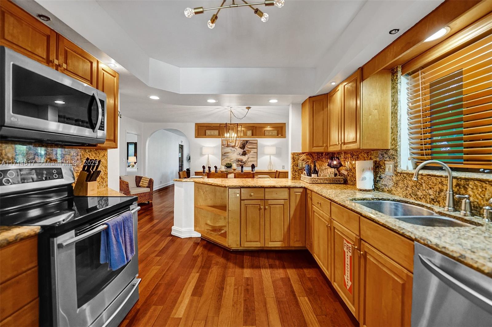 HOLLYWOOD LAKES SECTION - Residential