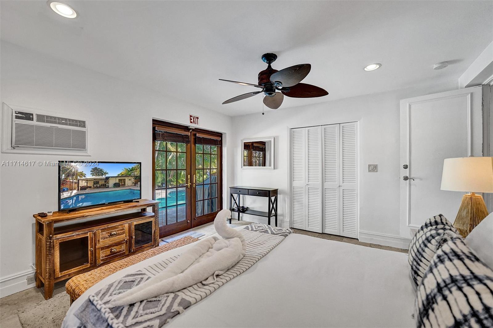 HOLLYWOOD LAKES SECTION - Residential