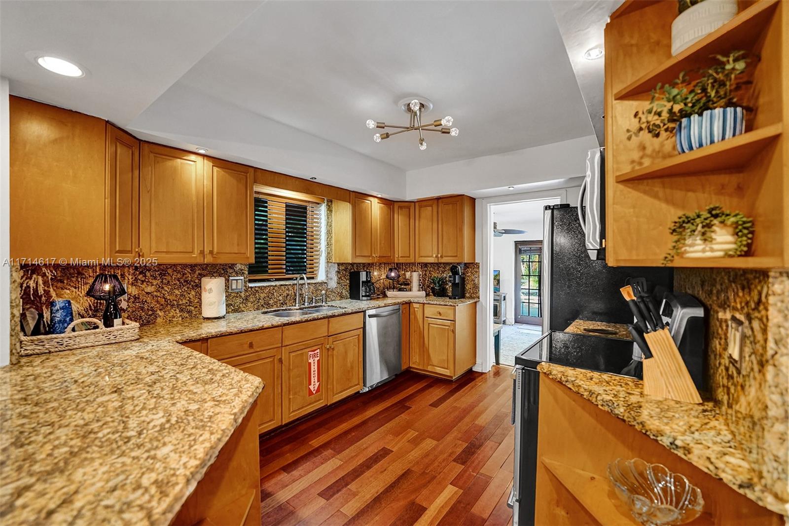 HOLLYWOOD LAKES SECTION - Residential