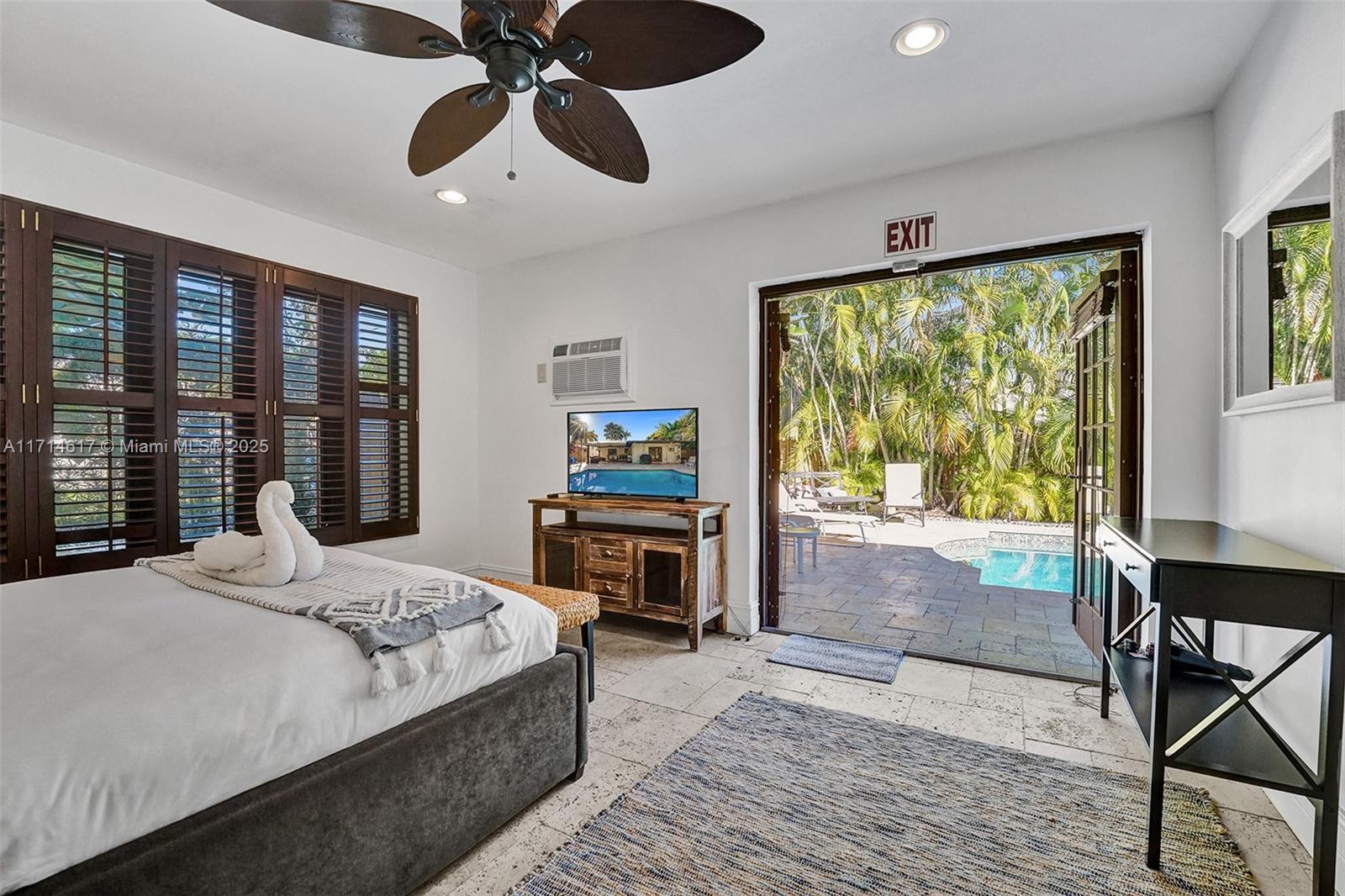 HOLLYWOOD LAKES SECTION - Residential