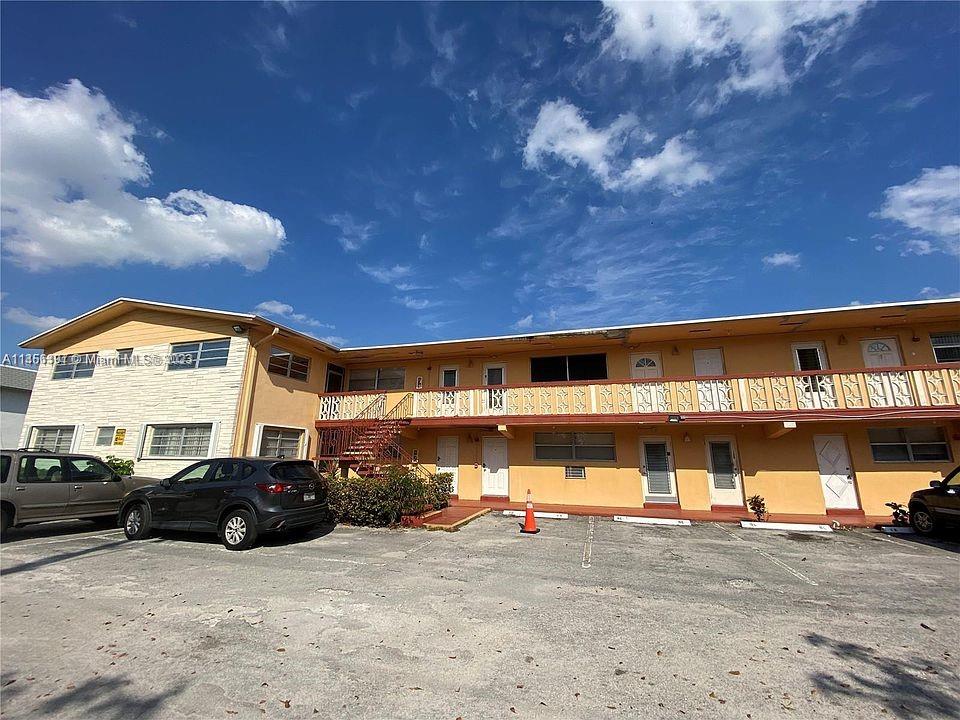 Location!! Community 55+ in star lake estates. Studio+ 1 bath. Beautiful lake view. Commuity laundry on site. 1 assigned parking space plus visitor parking.

Unit tenant occupied for $1050 until november 2024