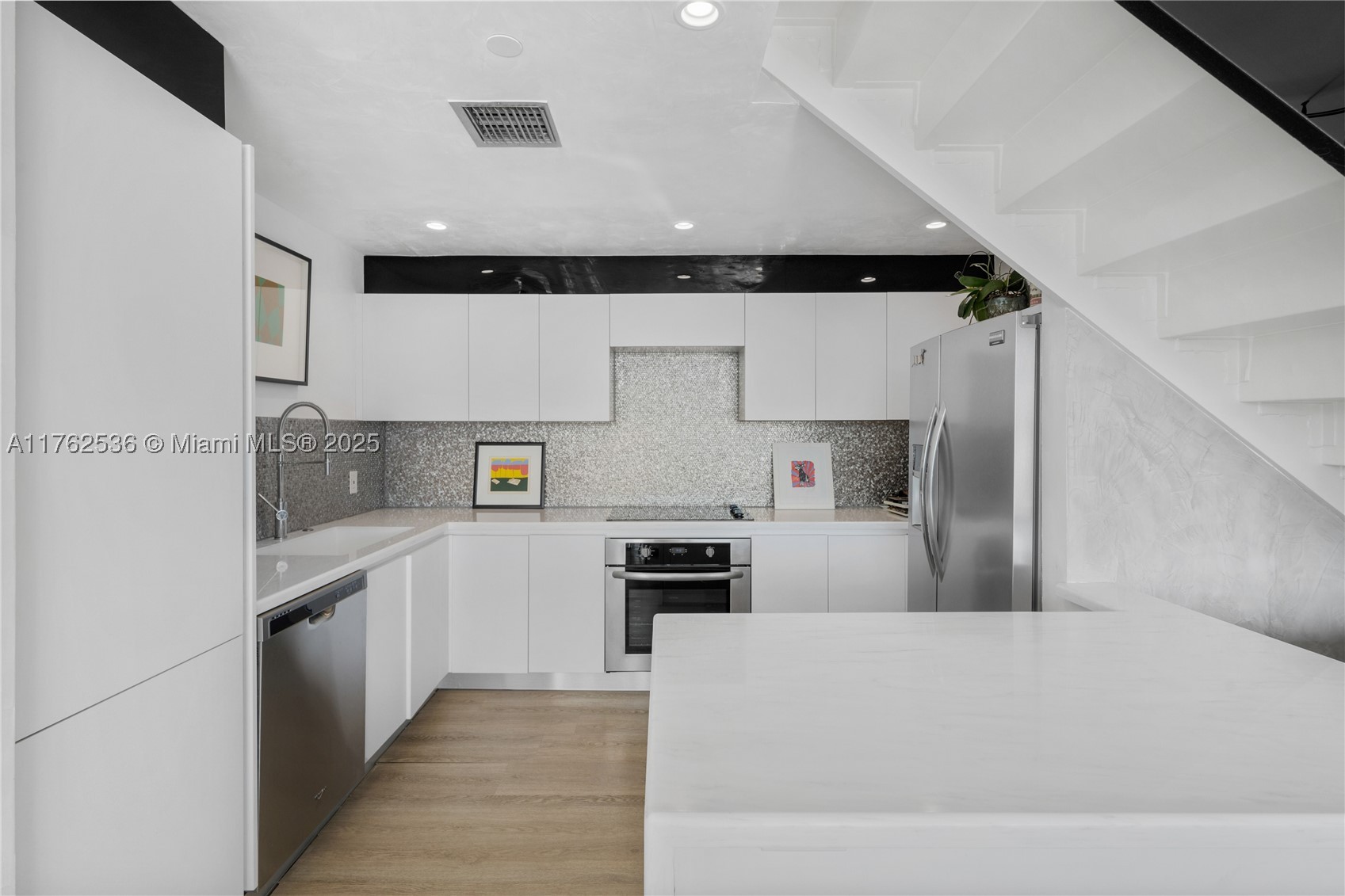 ONE THOUSAND VENETIAN WAY - Residential