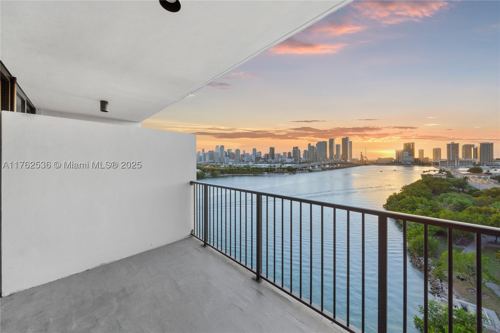 ONE THOUSAND VENETIAN WAY - Residential
