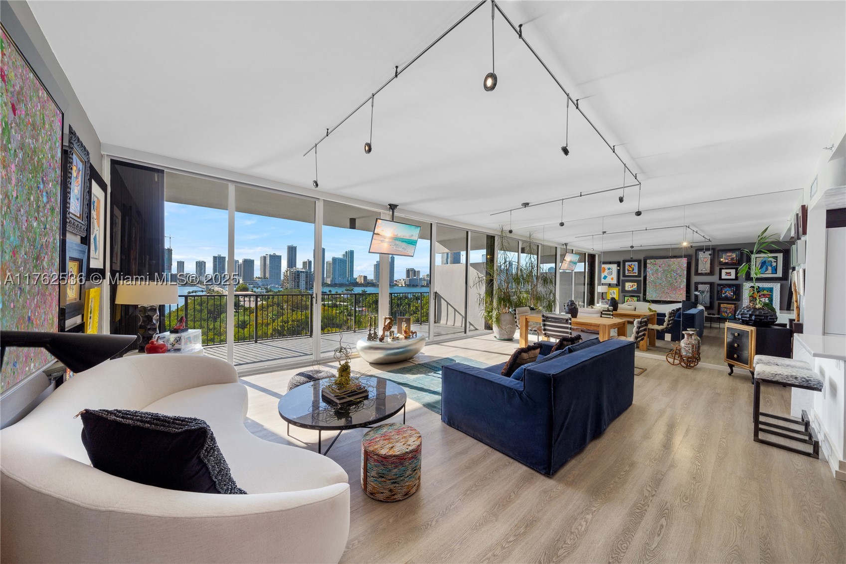 ONE THOUSAND VENETIAN WAY - Residential