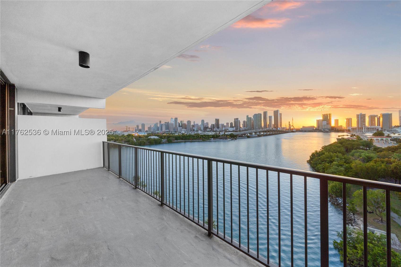 ONE THOUSAND VENETIAN WAY - Residential