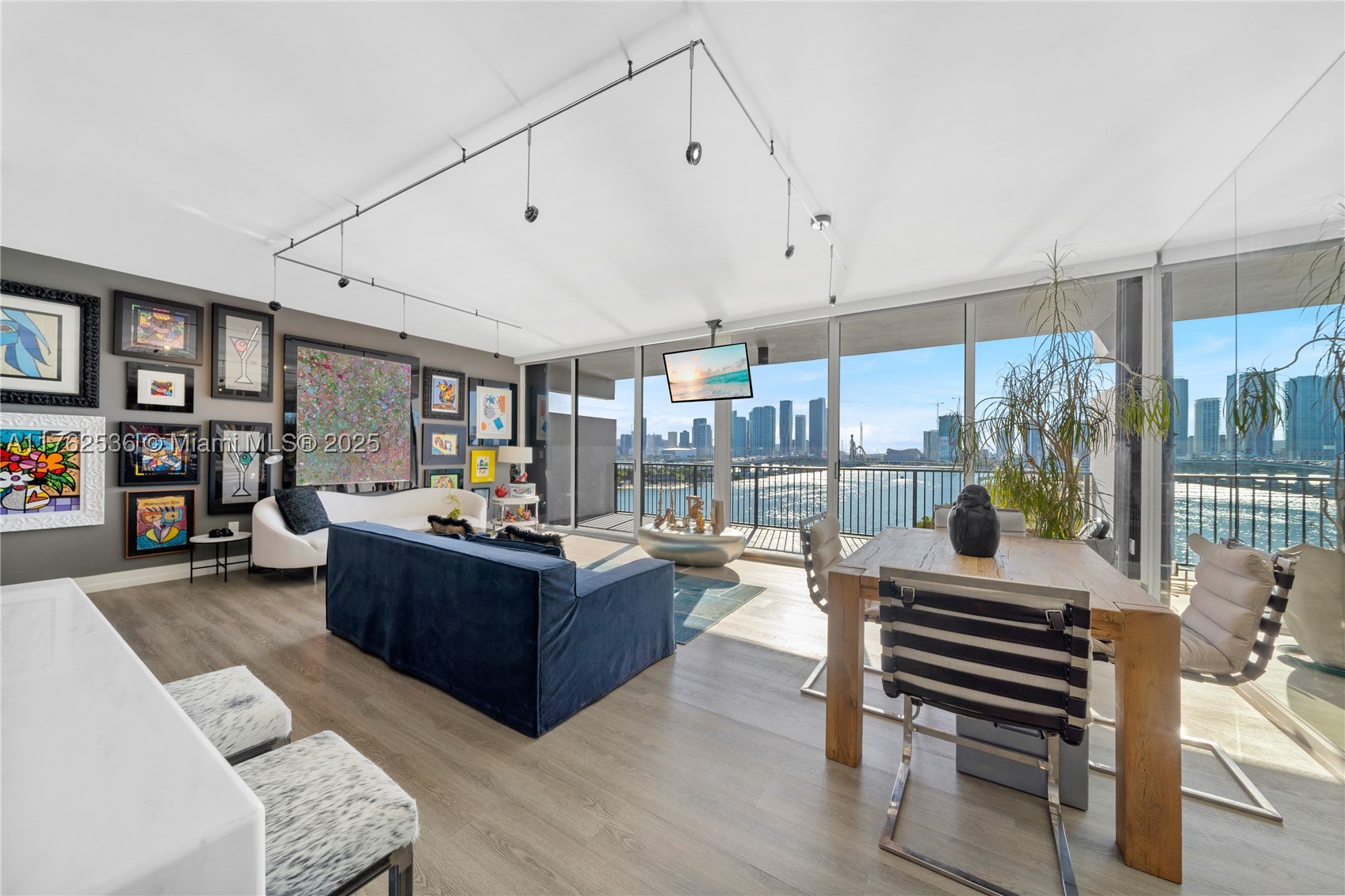 ONE THOUSAND VENETIAN WAY - Residential