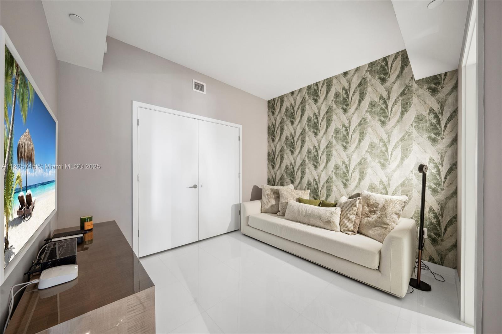 PARAMOUNT MIAMI WORLDCENT - Residential Lease