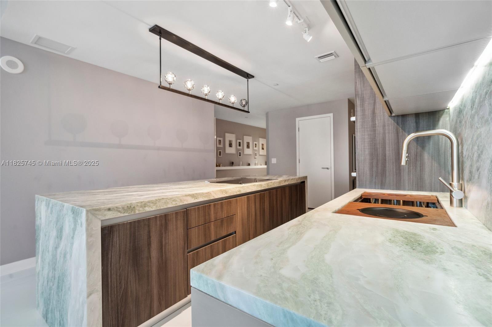 PARAMOUNT MIAMI WORLDCENT - Residential Lease