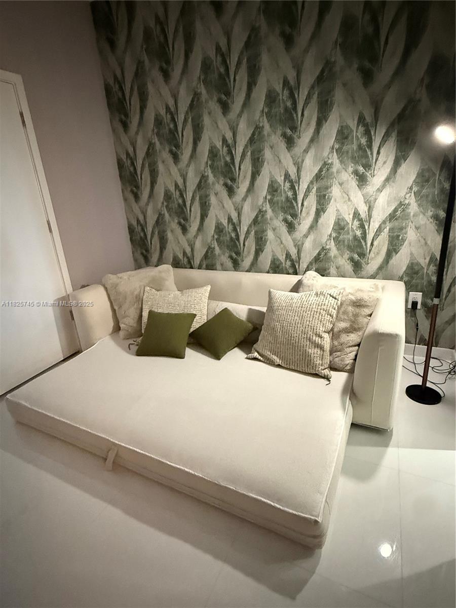 PARAMOUNT MIAMI WORLDCENT - Residential Lease