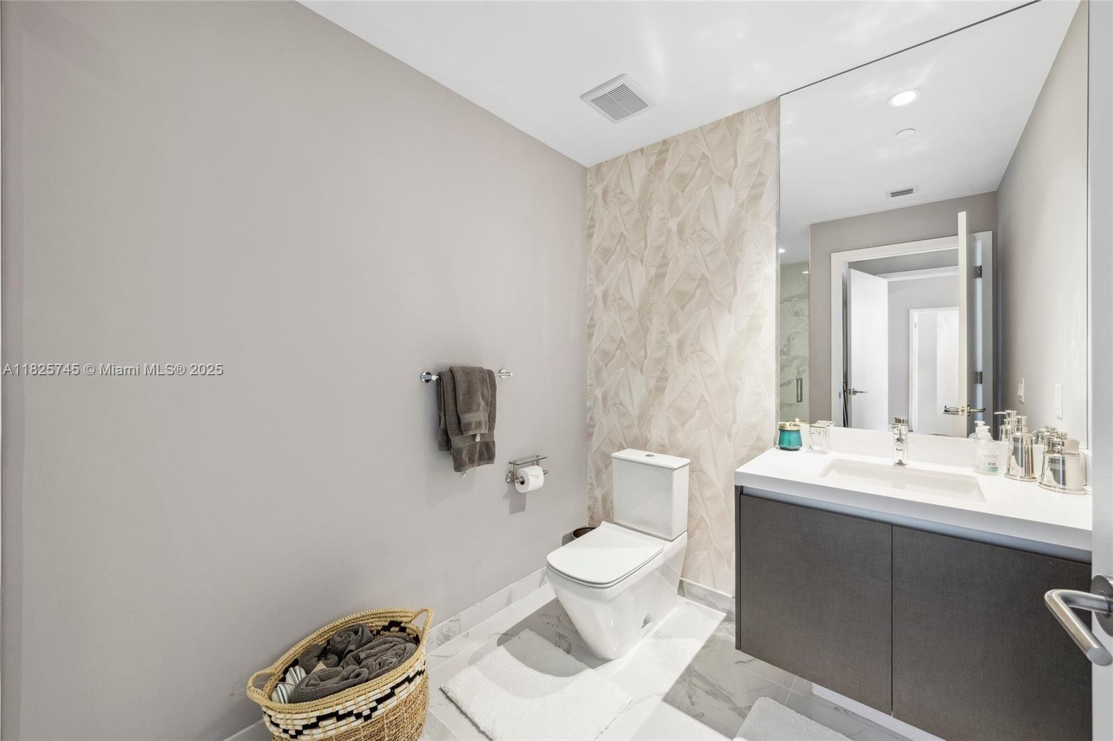 PARAMOUNT MIAMI WORLDCENT - Residential Lease