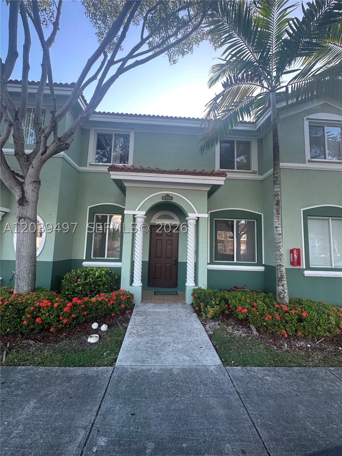 3 bedroom 2.5 Baths townhouse located in the community of Keys Cove!.It  features a two story cozy property with laminated floors, two assigned parking spaces and plenty of guest parking.  CLOSE TO EXPRESSWAYS AND TO SHOPPING CENTERS. CENTRALLY LOCATED.  Enjoy a  gated community, with 24 hour security, two pools, club house, lake, kids play area. All amenities included! Conveniently closed to schools!