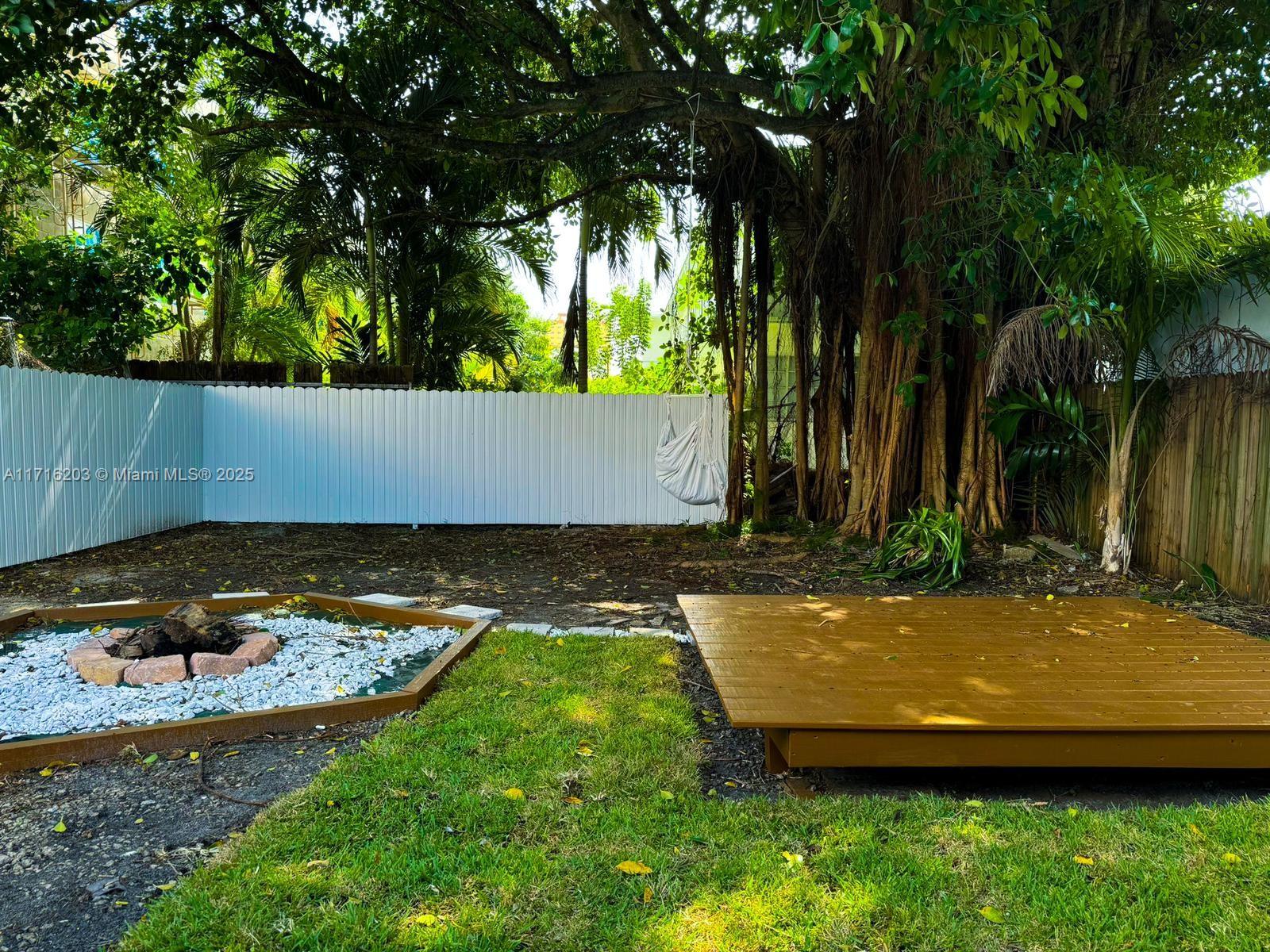 ROYAL PALM GARDENS - Residential