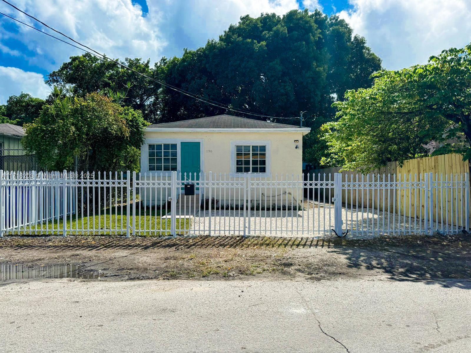ROYAL PALM GARDENS - Residential