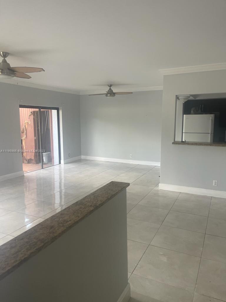 beautiful unit! SPACIOUS bedrooms, glossy tile floors downstairs, no carpet! full size washer and dryer in the unit and 2 assigned parking spots. walkable to nova, tower shoppes and all the restaurants and shops that davie has to offer. 5 min drive to the 595!