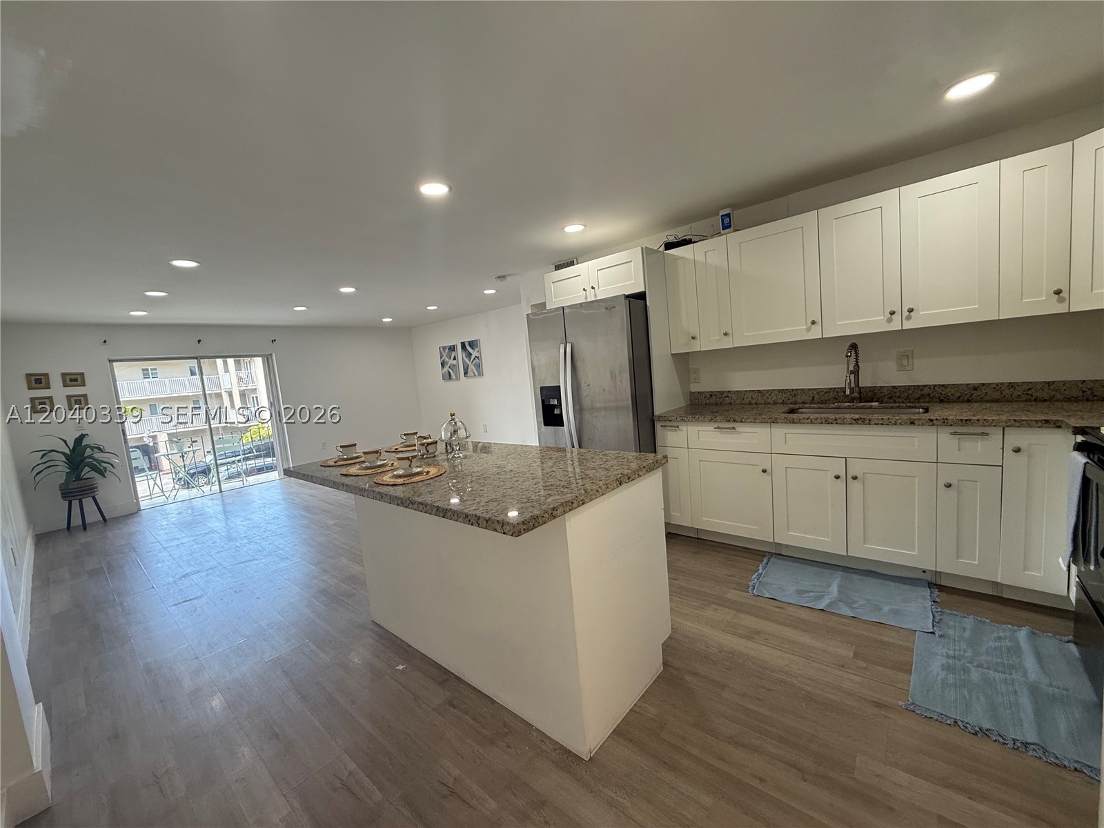 INTERNATIONAL CONDO - Residential