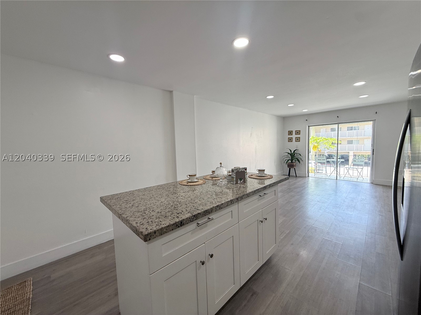 INTERNATIONAL CONDO - Residential