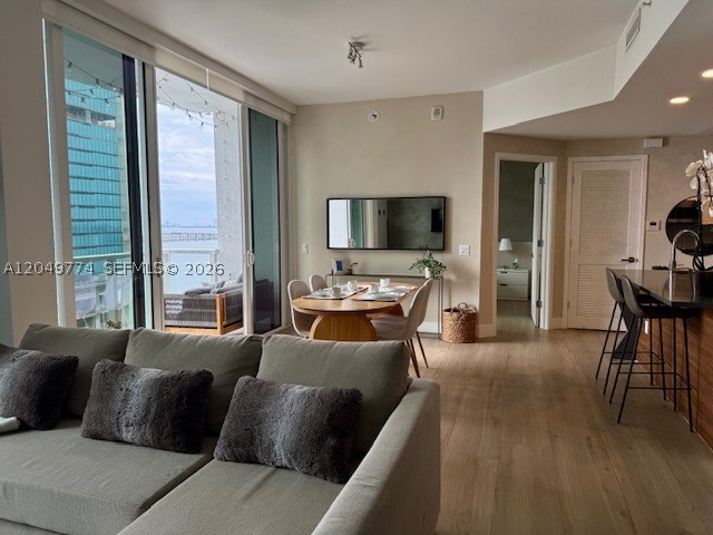 THE CRIMSON CONDO - Residential