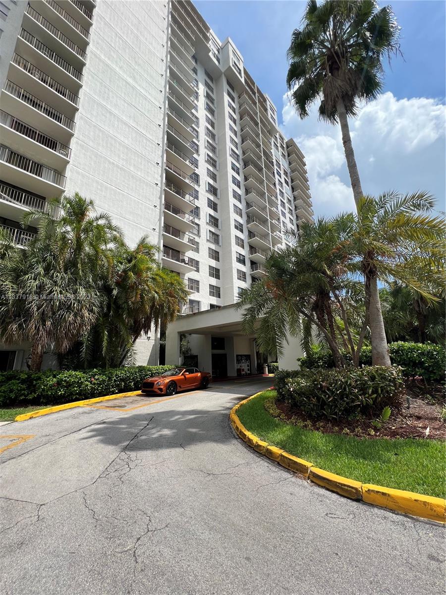 BEAUTIFUL CONDO 2/2. AMAZING WATER VIEWS, LOCATED IN THE HEART OF AVENTURA AND THE PRESTIGIUS WILLIAMS ISLAND AMENITIES INCLUDED, CABLE, WATER, 24/7 SECURITY, VALET, POOL, TENNIS, GYM AND MUCH MORE! MINUTES FROM AVENTURA MALL, 1 ASSIGNED COVERED PARKING, LAUNDRY ROOM IN THE SAME FLOOR BY ELEVATORS. NOT CONTINGENT TO APPARISAL.