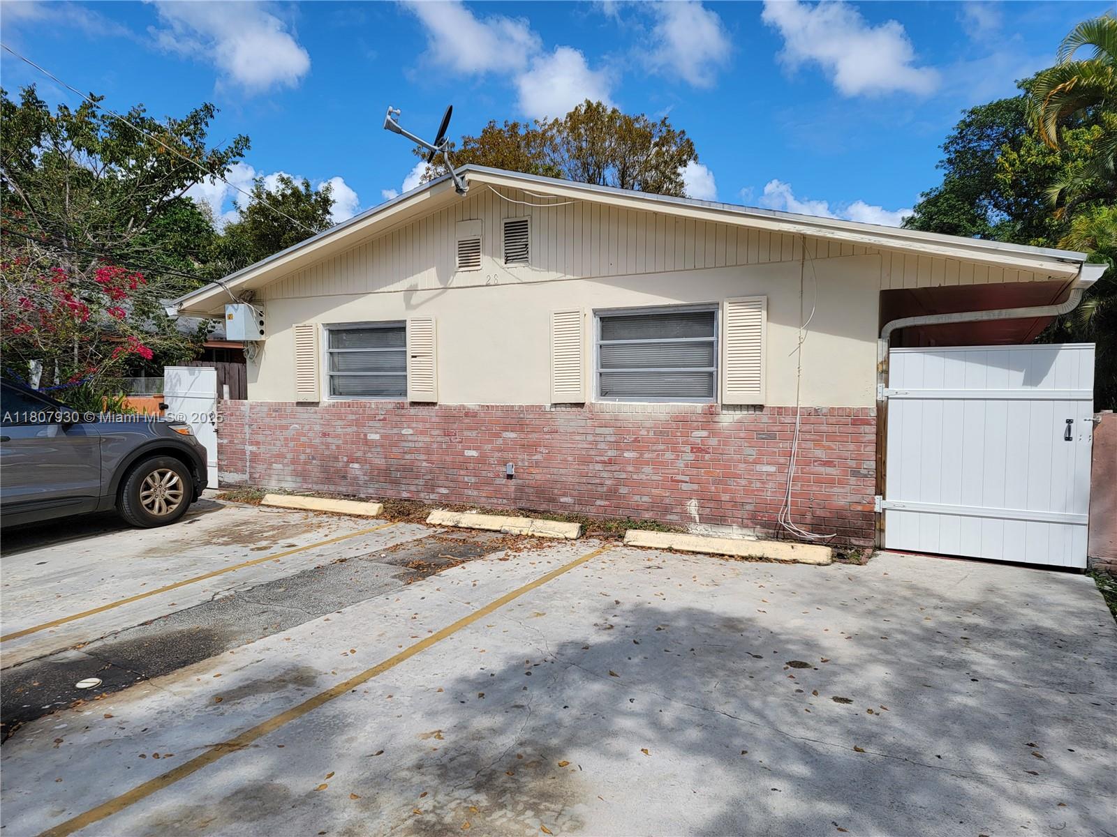 This is a very spacious 3/3 unit with tile floors and central A/C. Great location, close to Aventura, all major highways and Biscayne Blvd.