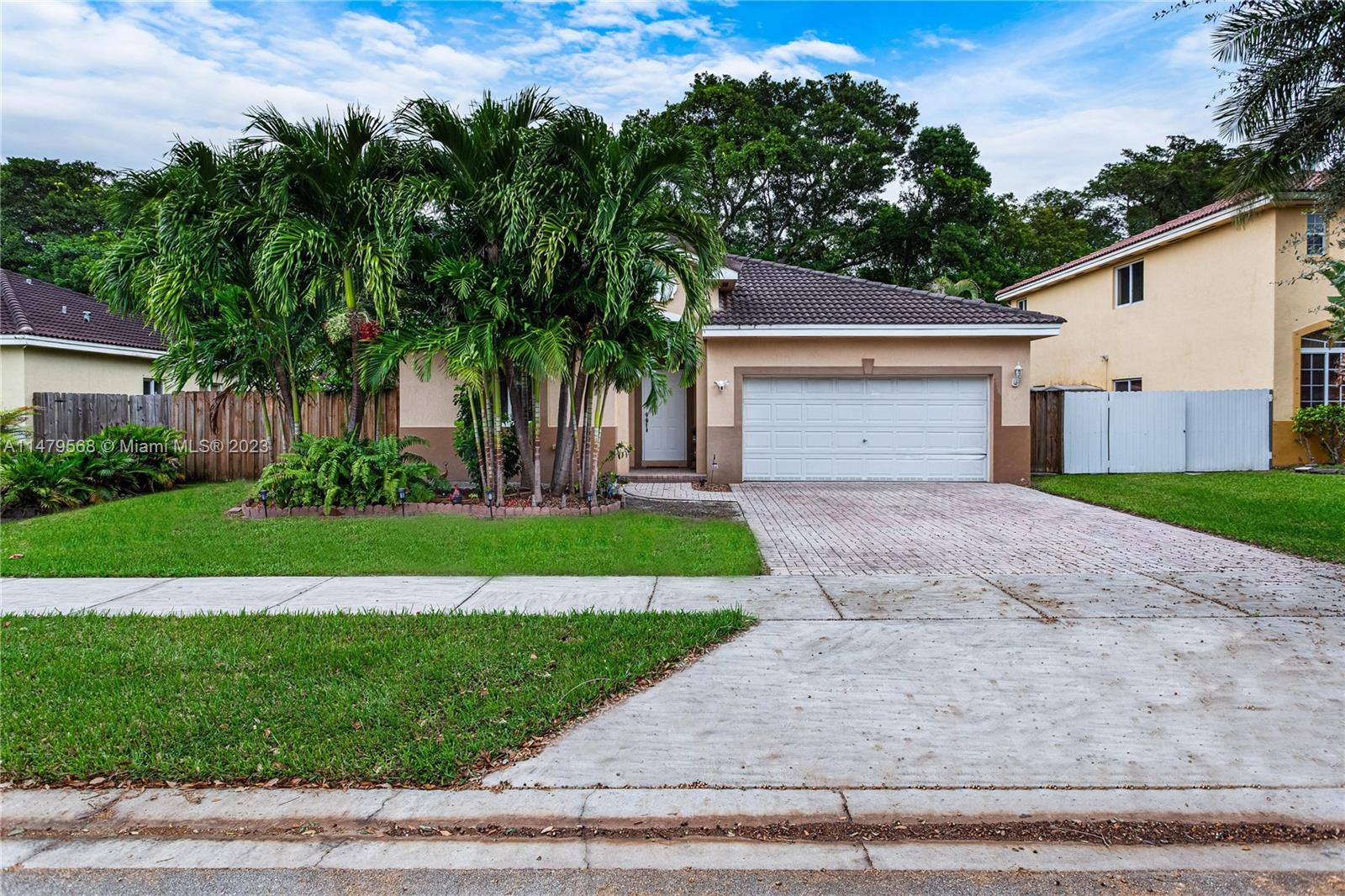SILVER PALM LAKE - Residential