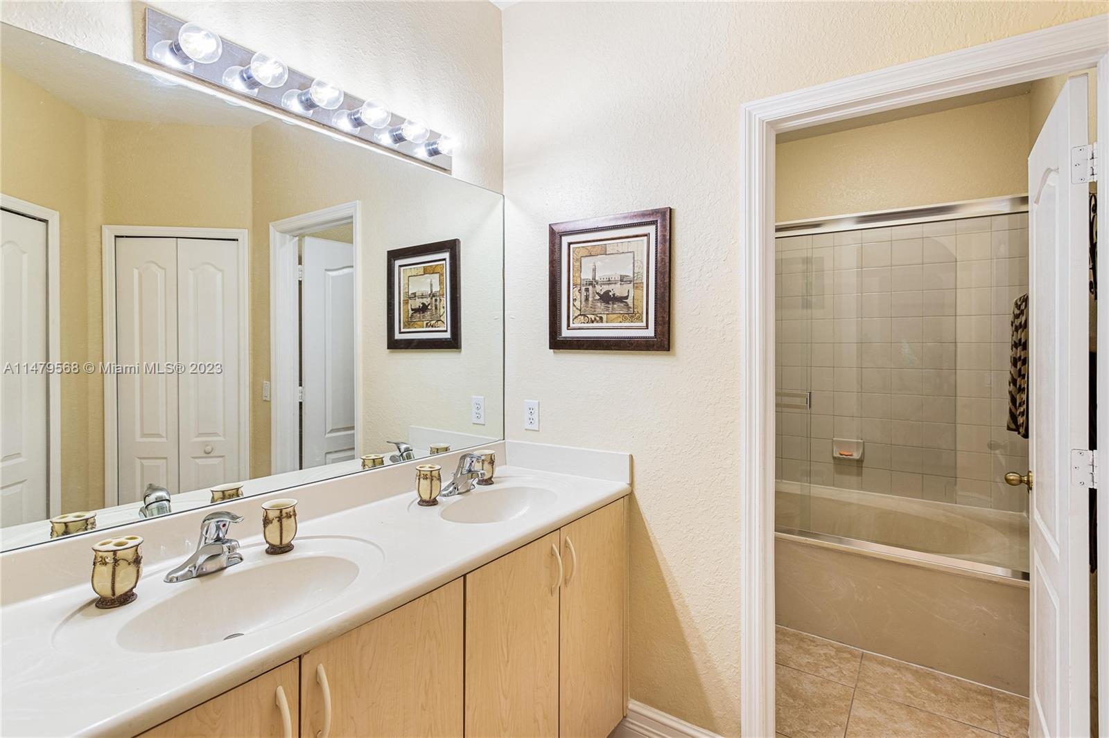 SILVER PALM LAKE - Residential