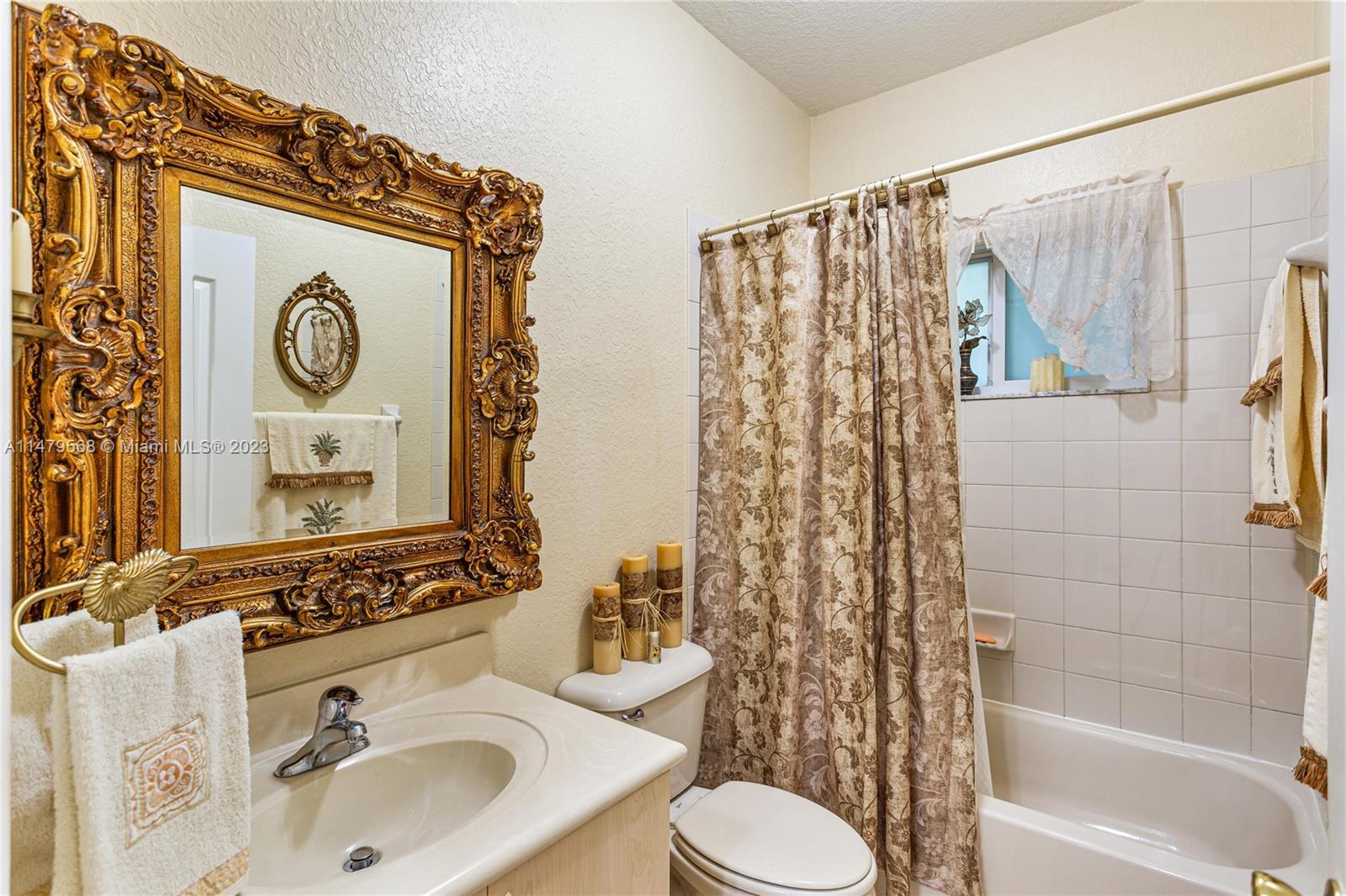 SILVER PALM LAKE - Residential