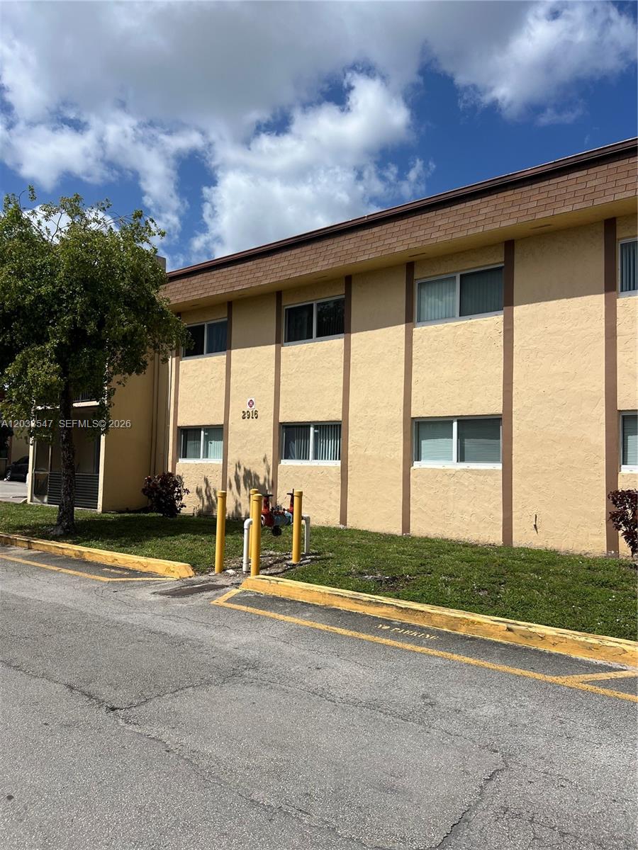 Spacious 2-bedroom, 2-bath condo featuring an in-unit washer and dryer. Bright and comfortable layout with convenient access to major highways, shopping, dining, and public transportation. Well-maintained community in a central location.