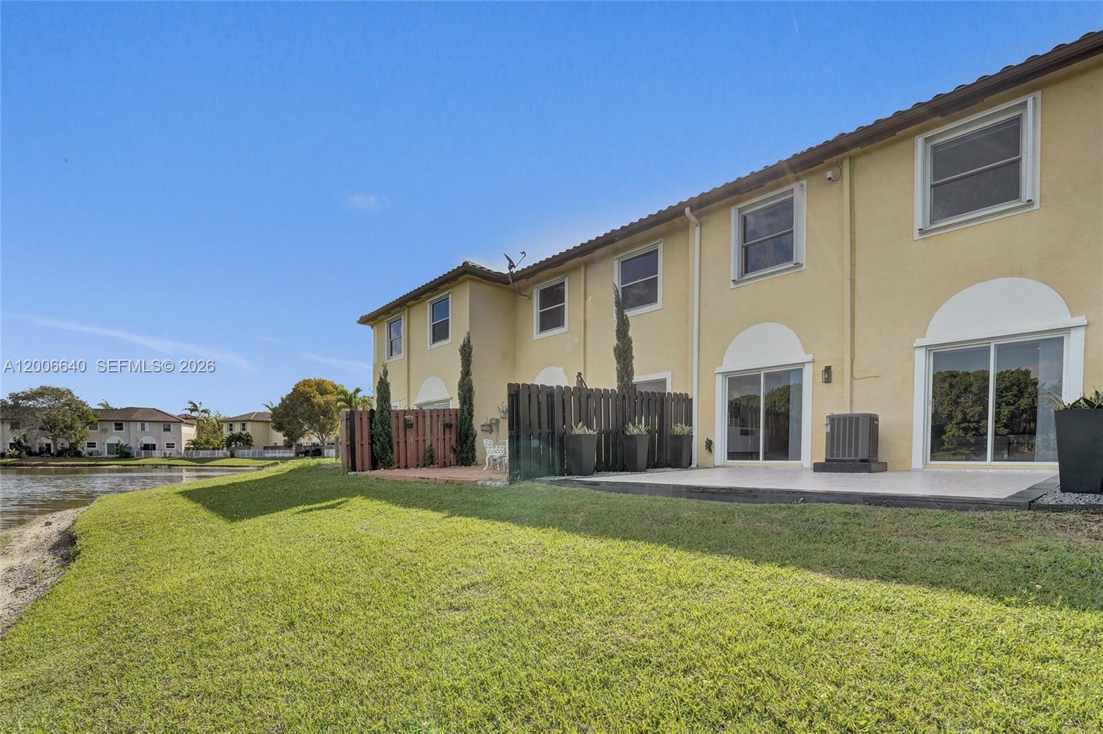Escada Townvillas - Residential