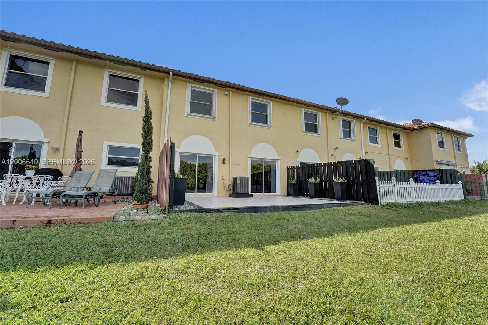 Escada Townvillas - Residential