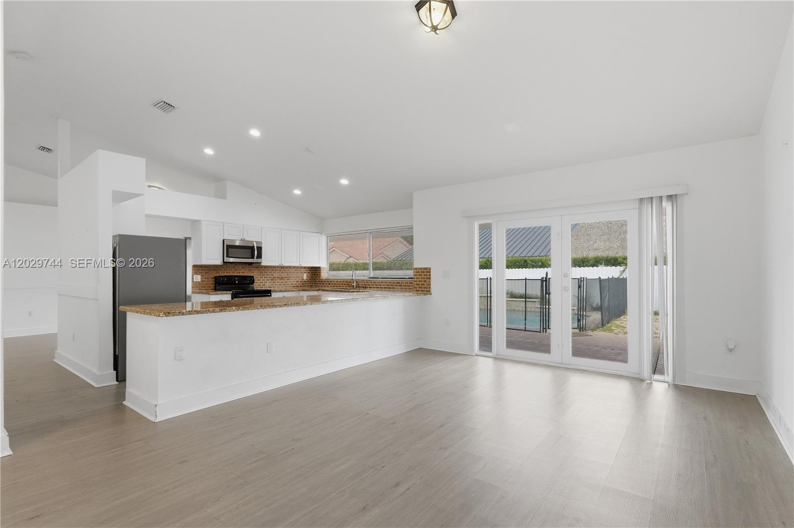 ROYAL LAKES - Residential