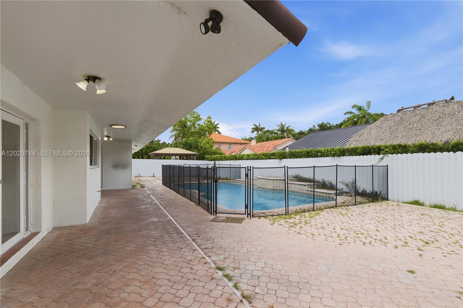 ROYAL LAKES - Residential