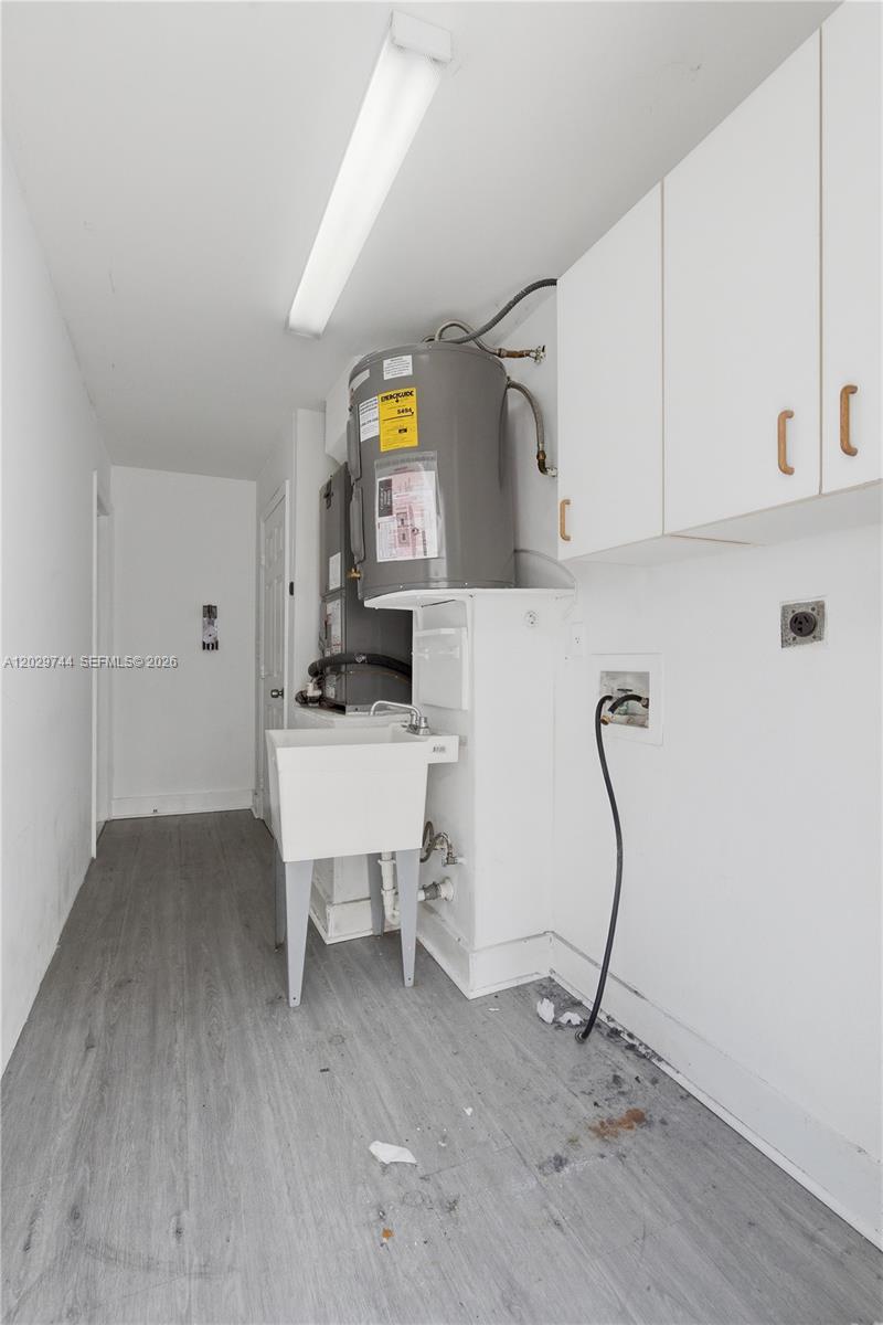 ROYAL LAKES - Residential