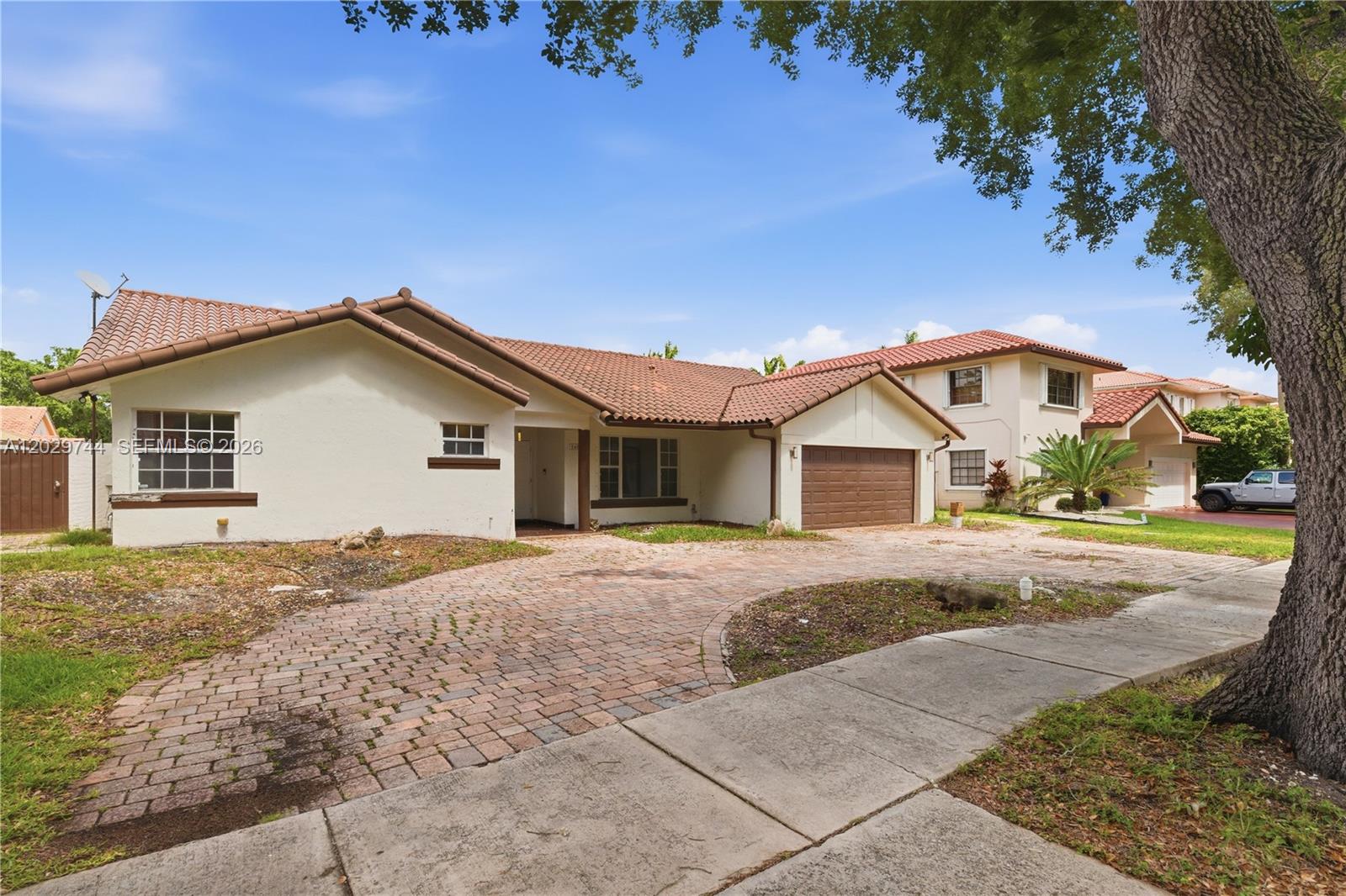ROYAL LAKES - Residential