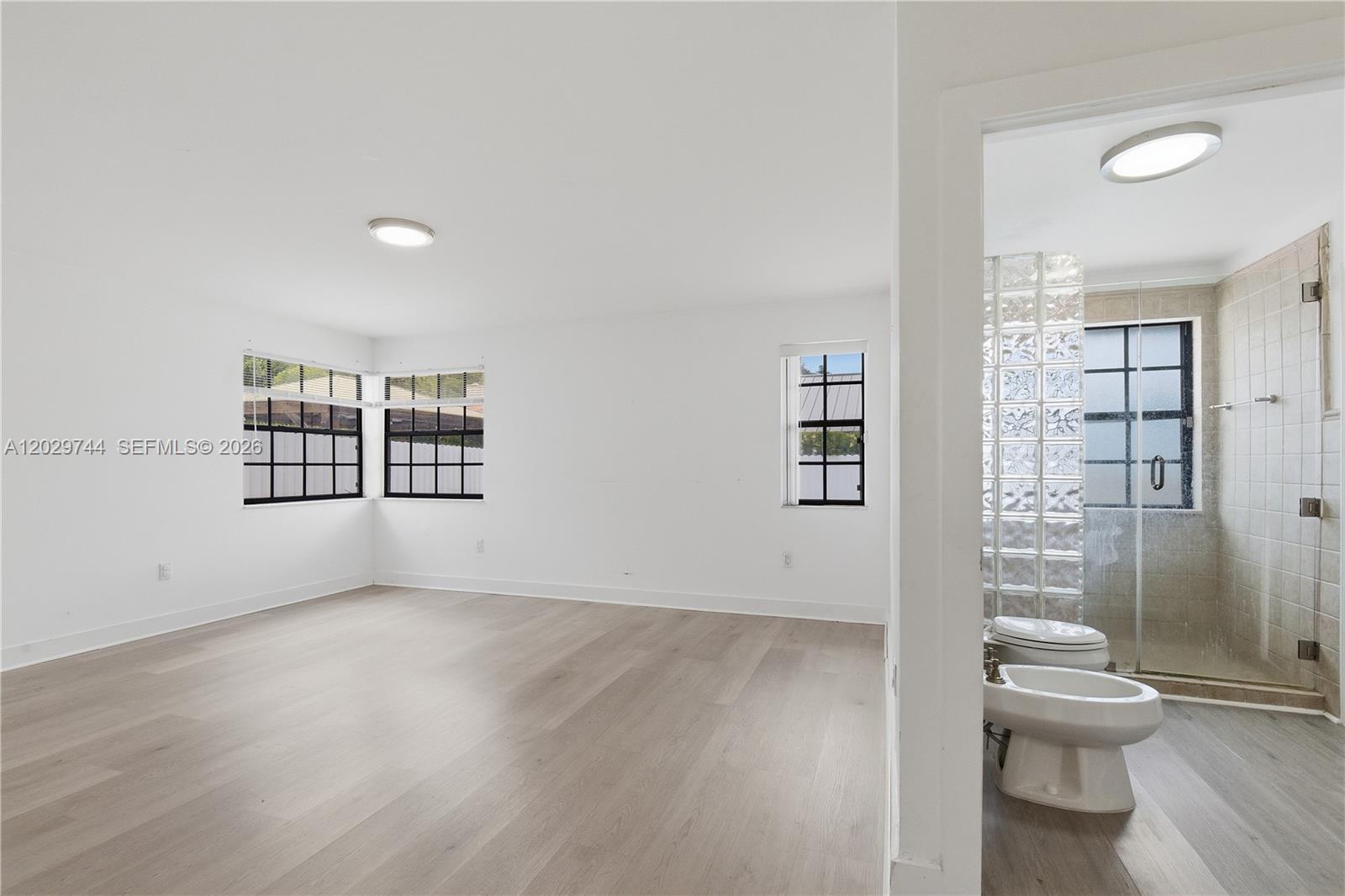 ROYAL LAKES - Residential