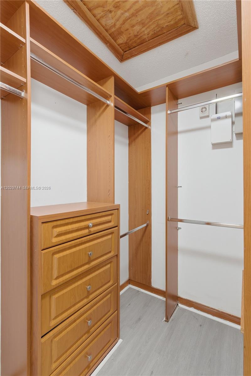 ROYAL LAKES - Residential