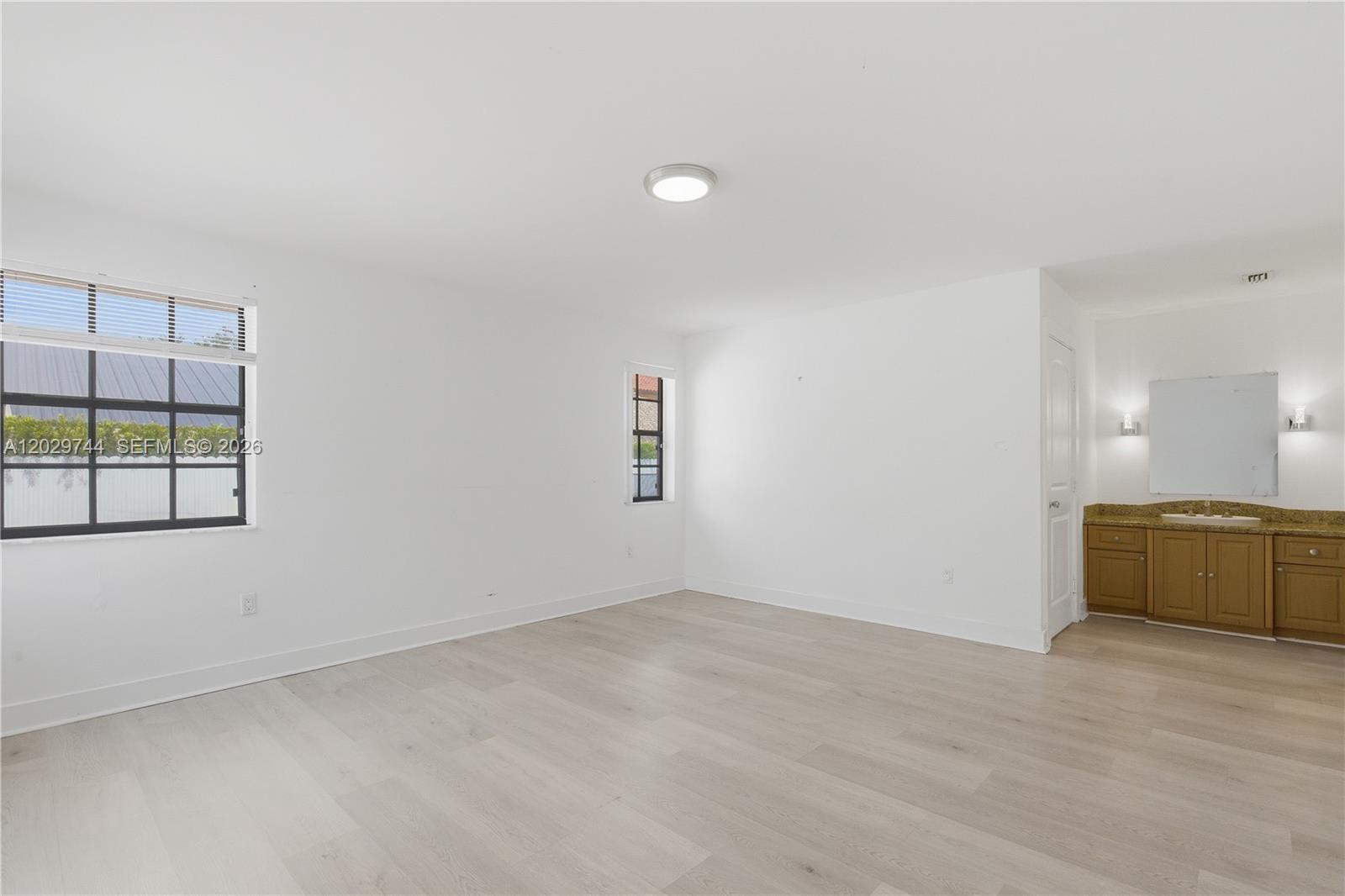 ROYAL LAKES - Residential