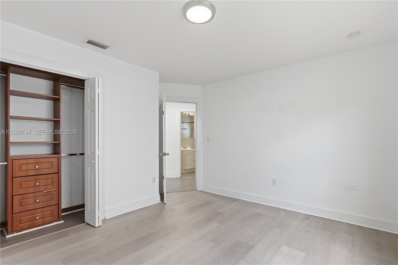 ROYAL LAKES - Residential