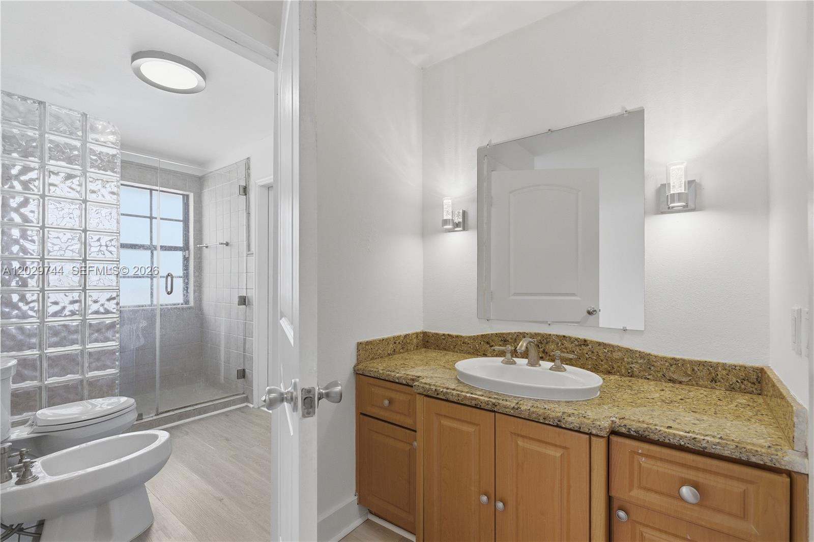 ROYAL LAKES - Residential