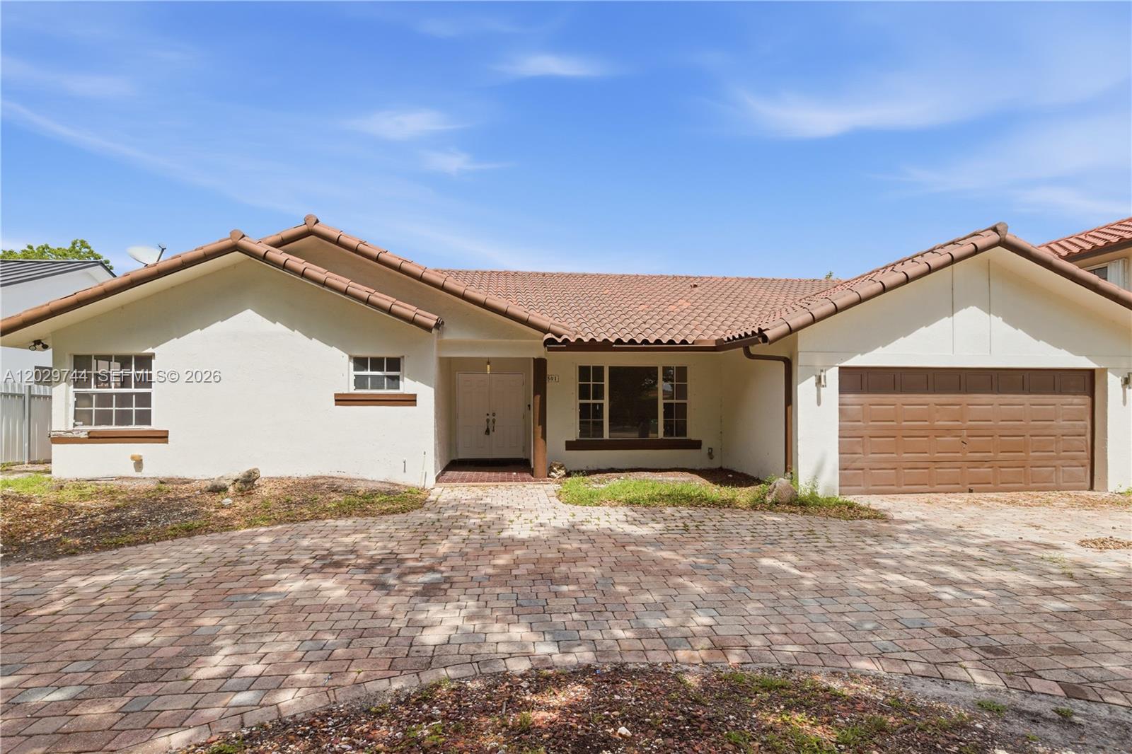ROYAL LAKES - Residential