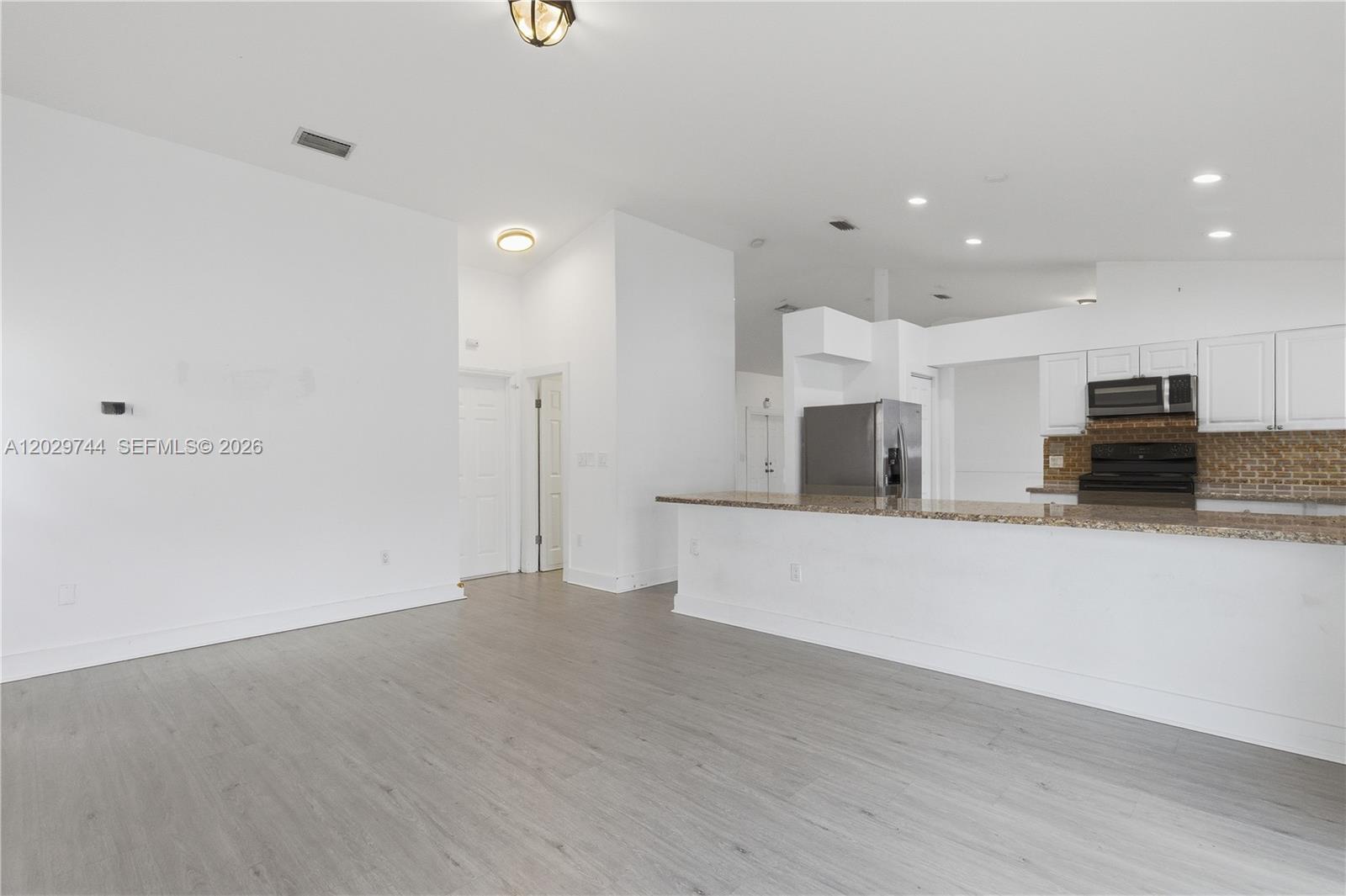 ROYAL LAKES - Residential