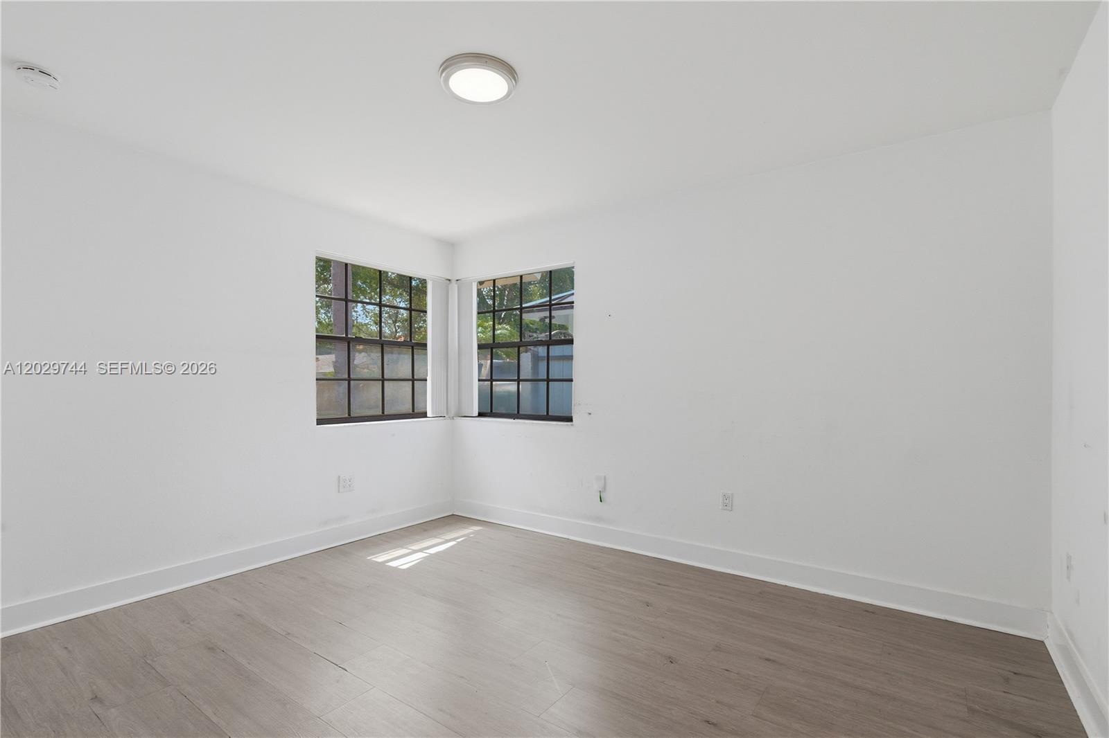 ROYAL LAKES - Residential