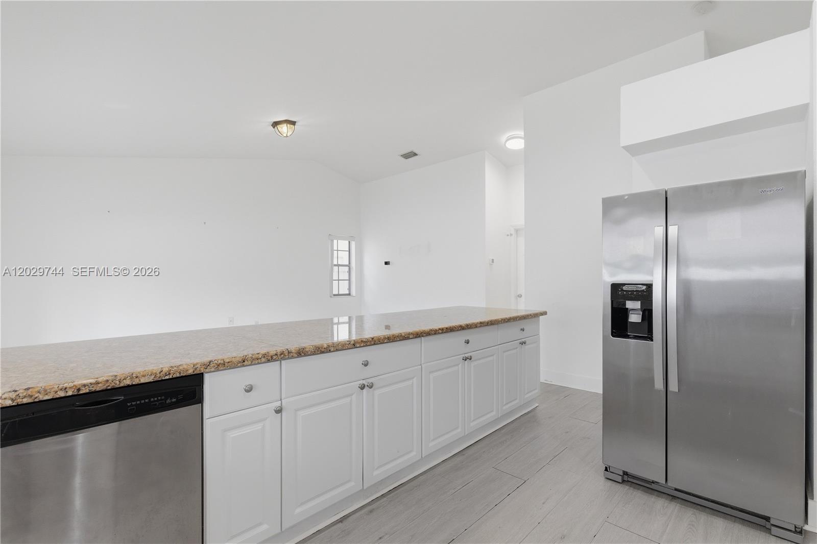 ROYAL LAKES - Residential