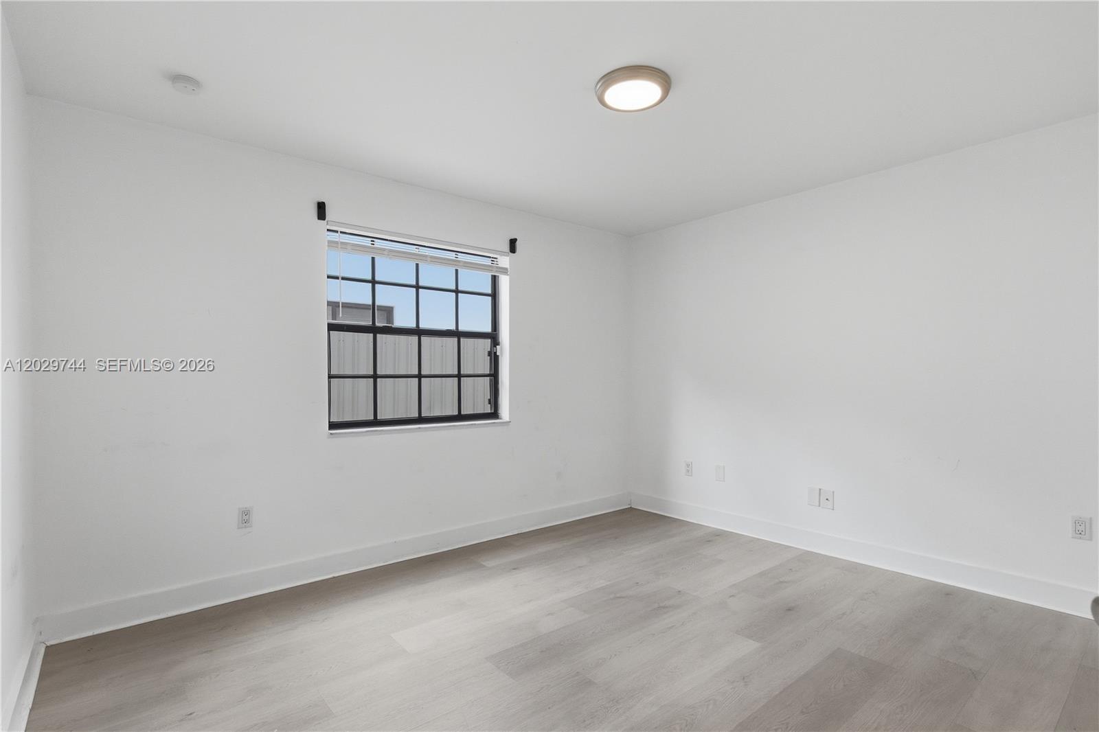 ROYAL LAKES - Residential