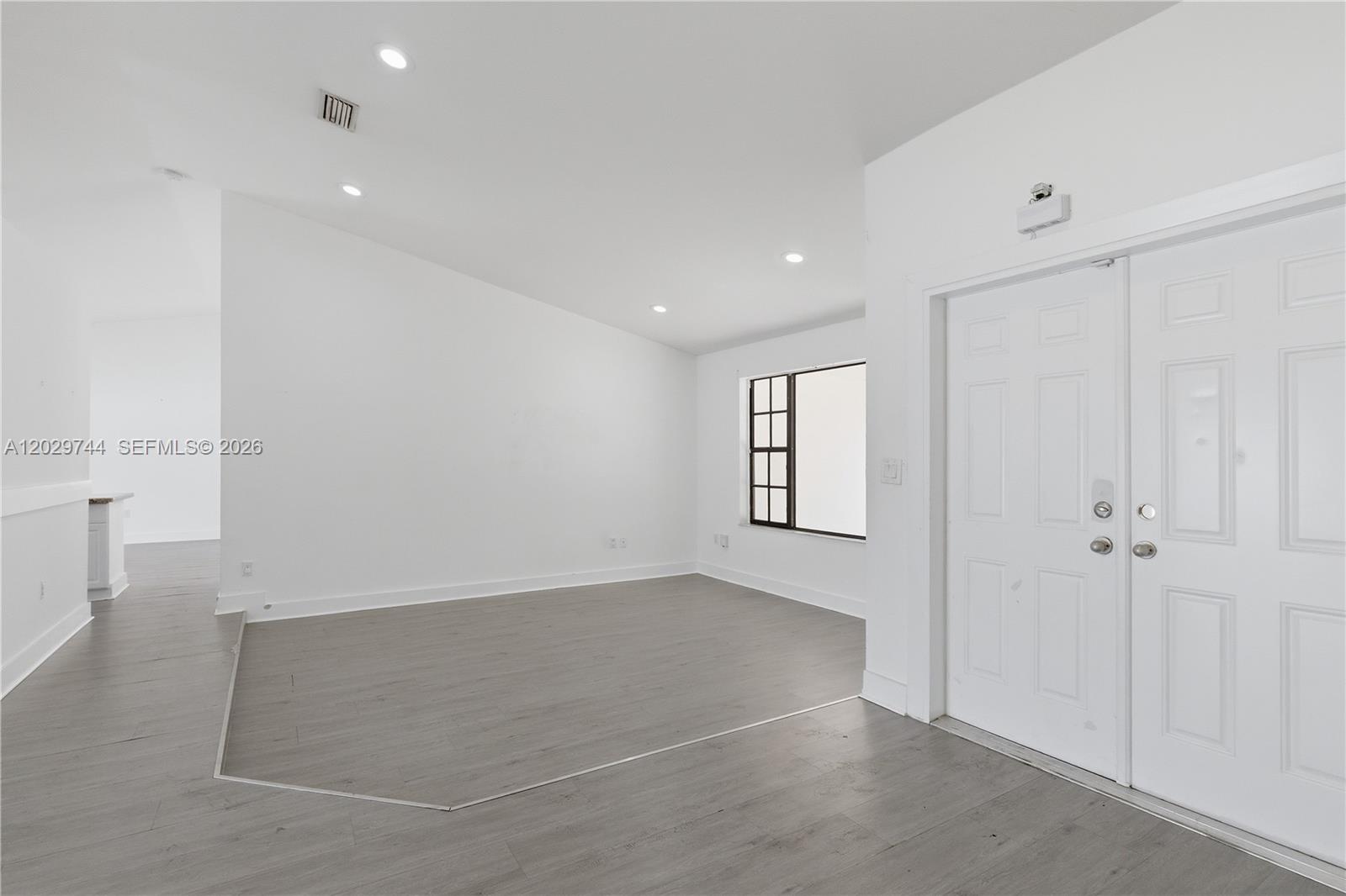 ROYAL LAKES - Residential