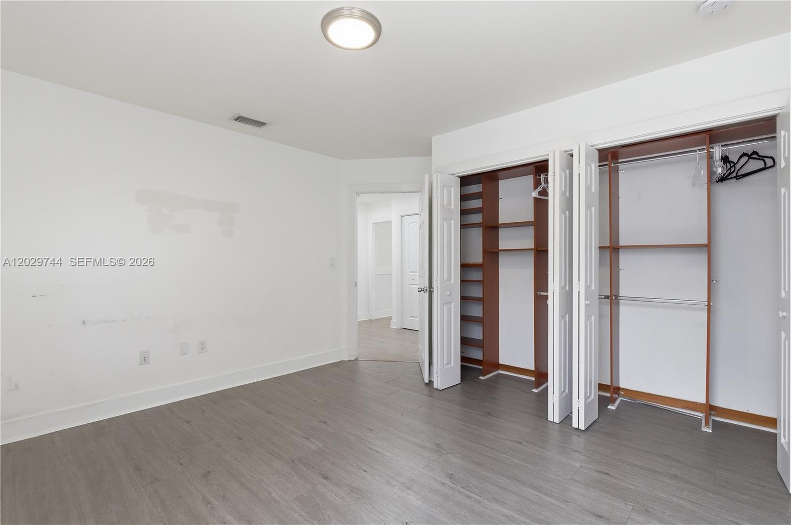 ROYAL LAKES - Residential