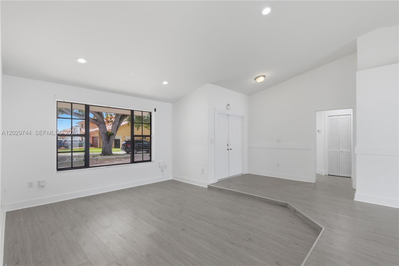 ROYAL LAKES - Residential