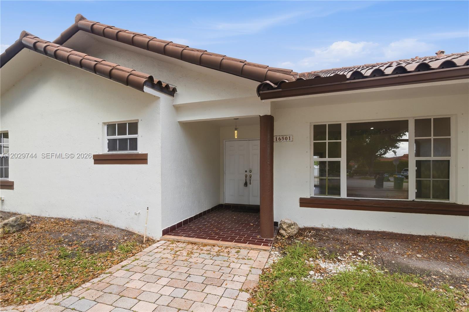 ROYAL LAKES - Residential