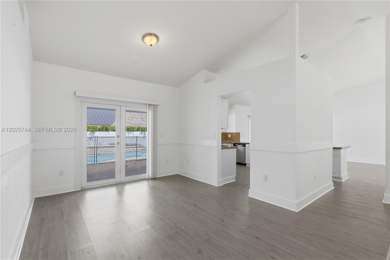 ROYAL LAKES - Residential