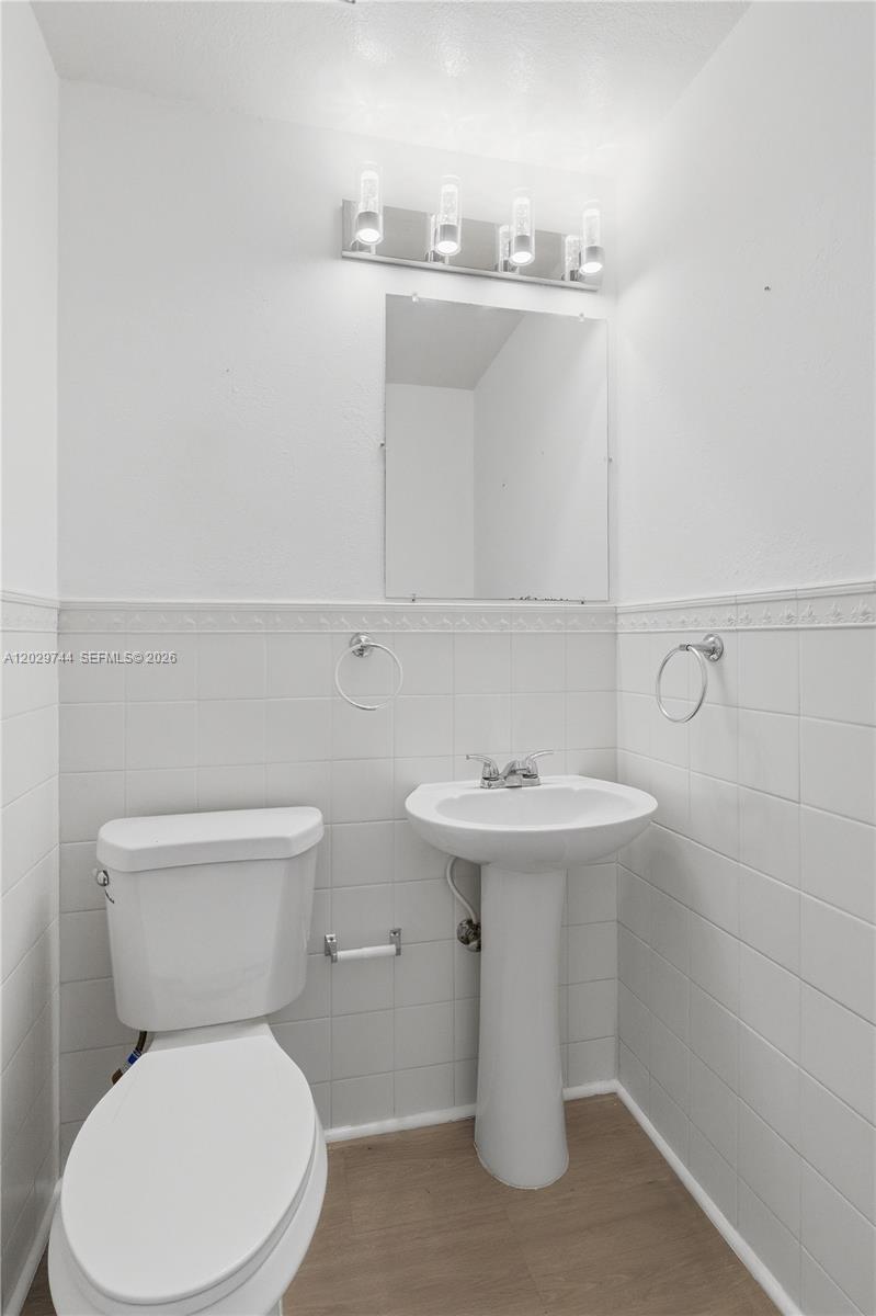 ROYAL LAKES - Residential
